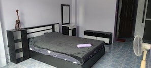 Peti besi dalam bilik, meja, ruang kerja komputer riba 