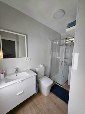 Dusche, Handtücher, Toilettenpapier