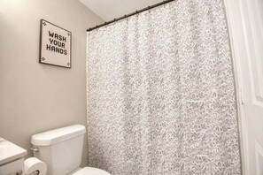 Secadora de cabello, toallas, jabón, papel de baño 