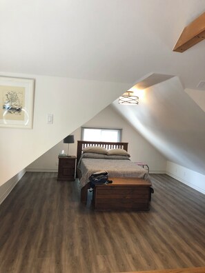 Iron/ironing board, WiFi, bed sheets - Spacious 1 bedroom apartment (Hamilton)