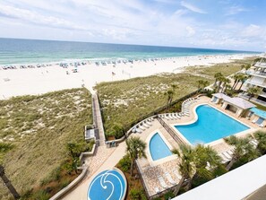 Ein Resort mit Pool, Strand und Meerblick.