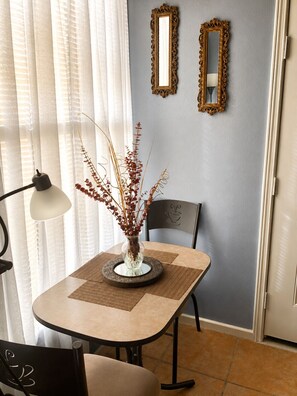 Dining - Cozy Studio Near Lackland AFB/Seaworld (San Antonio)