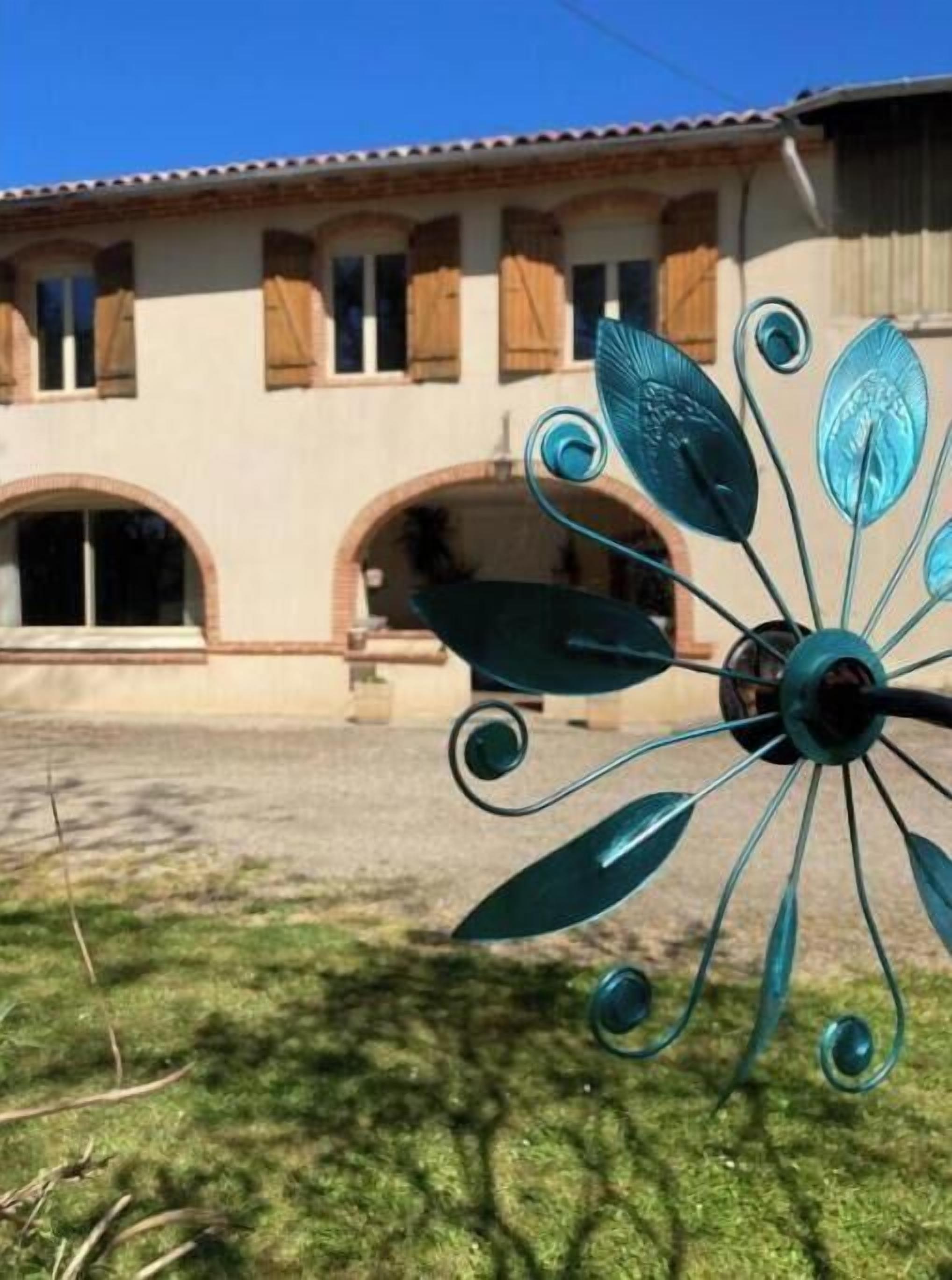 Un edificio con tetto in tegole e finestre ad arco.