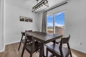 Dining - Great for a group! Close and convenient! Fiber high speed internet! (Rock Springs)