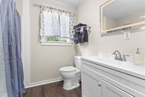 Shower, towels, soap, toilet paper - 3-bedroom 2 bathroom River house on the Santa fe Ft white Fl (Fort White)