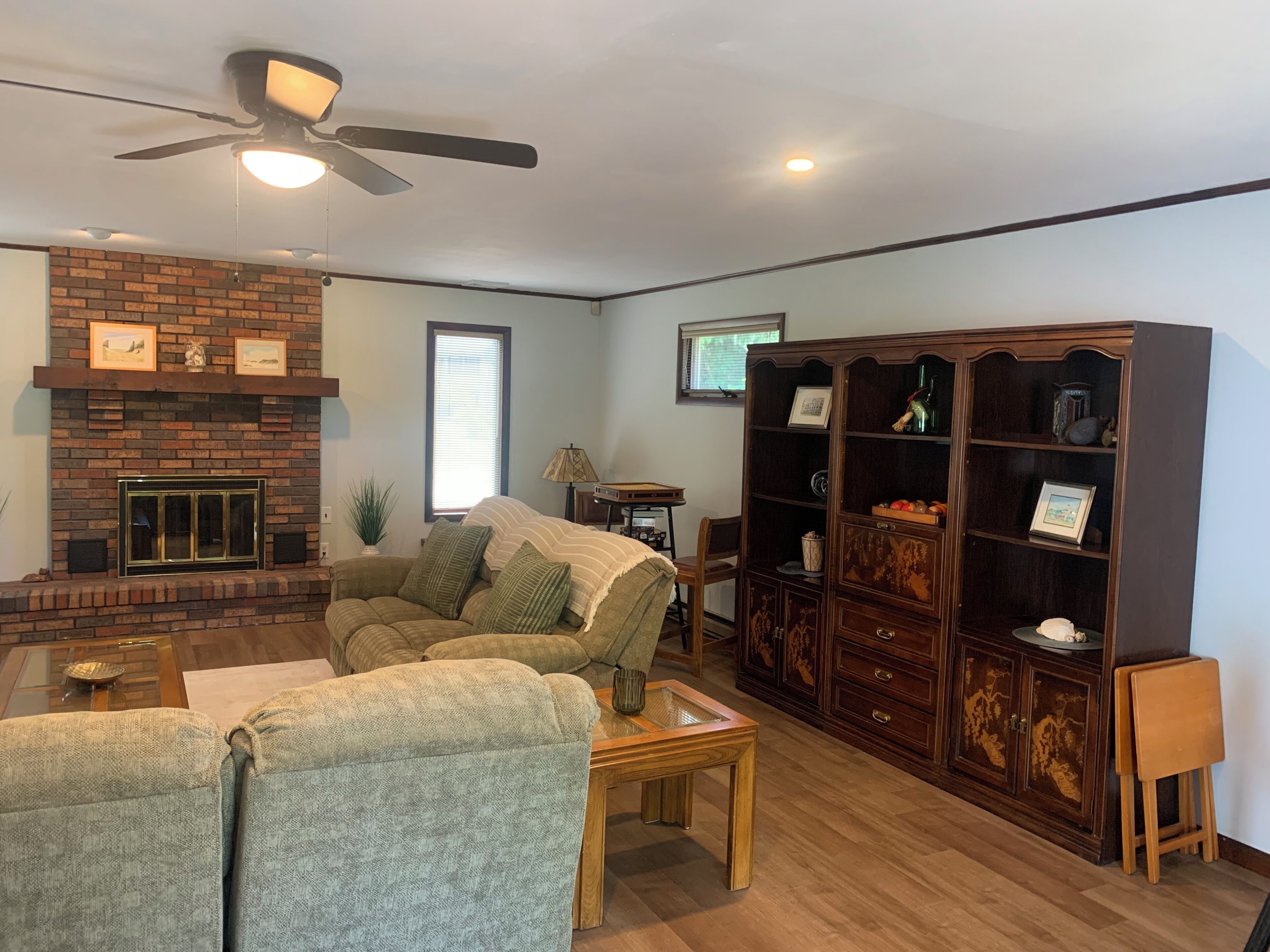 Smart TV, DVD player, books