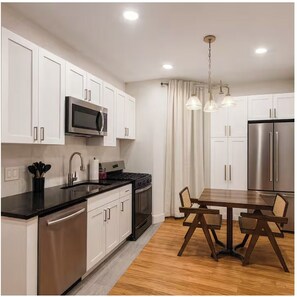 Private kitchen - Cozy Boho Stay & FIFA & 15 Min to NYC Bright 2BR (Jersey City)