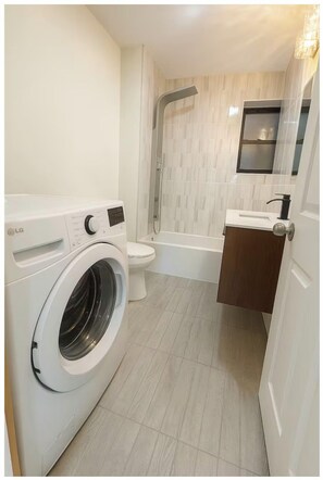 Bathroom - Cozy Boho Stay & FIFA & 15 Min to NYC Bright 2BR (Jersey City)