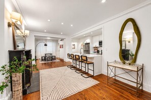 Un interior moderno con cocina, comedor y barra.