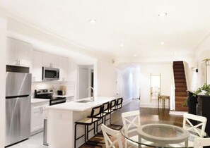 Private kitchen - Stunning 4-Bedroom UES Townhouse — Private Deck & Garden (New York)