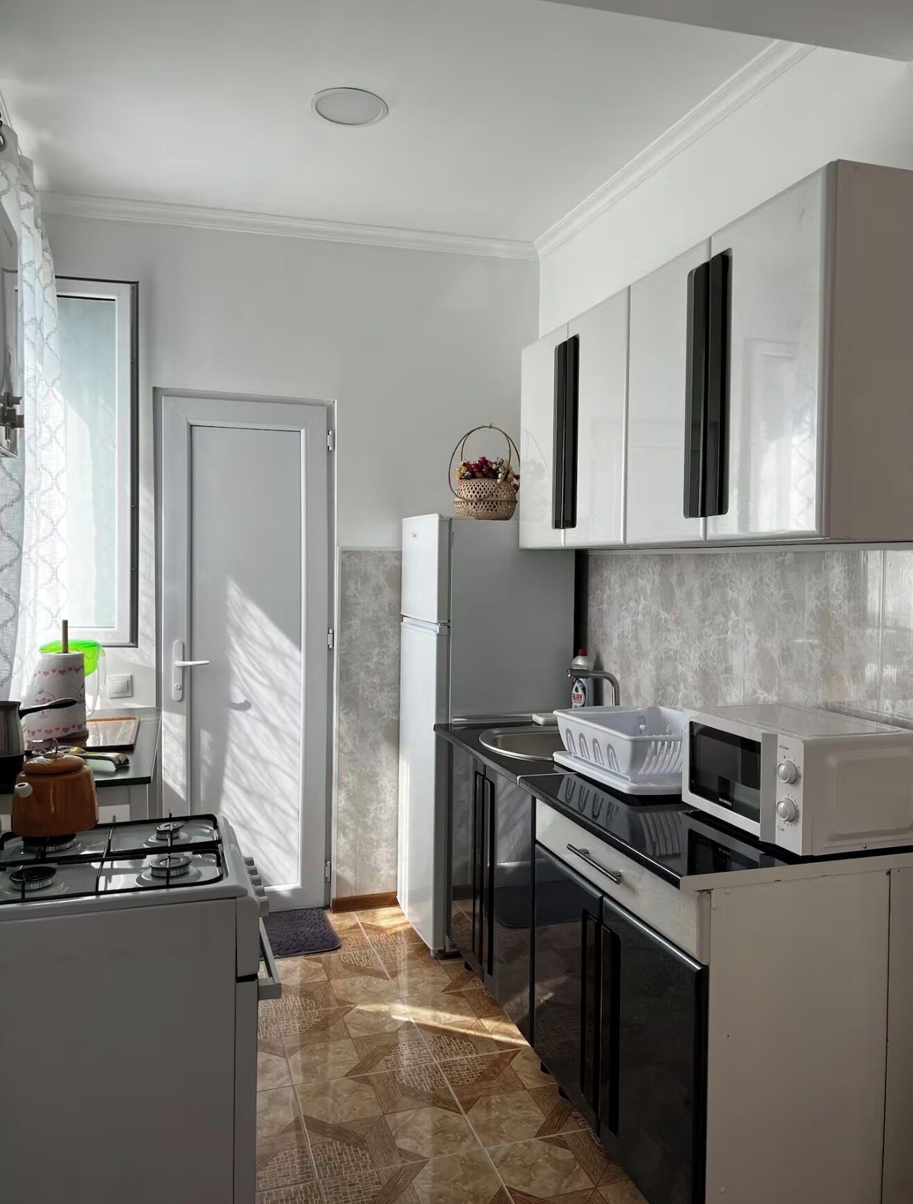 Kühlschrank, Mikrowelle, Herdplatte, Wasserkocher