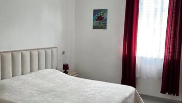 Iron/ironing board, WiFi, bed sheets