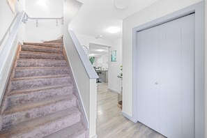 Interior - Private Suite/King Bed/ Modern 3BR Home/ Edmonton/Fast WiFi (Edmonton)