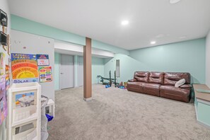 Interior - Private Suite/King Bed/ Modern 3BR Home/ Edmonton/Fast WiFi (Edmonton)