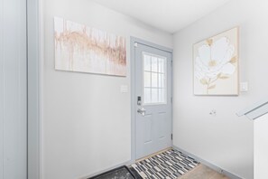 Interior - Private Suite/King Bed/ Modern 3BR Home/ Edmonton/Fast WiFi (Edmonton)