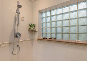 Biệt thự, 2 phòng ngủ, hồ bơi riêng, quang cảnh hồ bơi | Phòng tắm