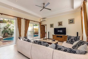 Villa, 2 Schlafzimmer, eigener Pool, Poolblick | Wohnzimmer