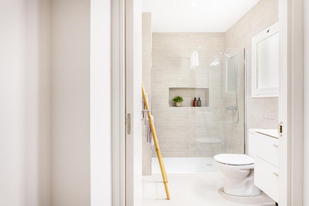 Deluxe Apartment | Bathroom