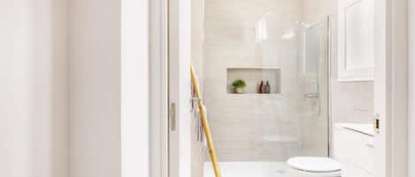 Deluxe Apartment | Bathroom