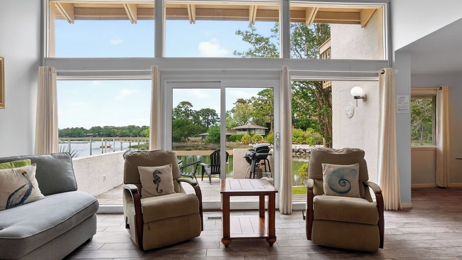 Heron's Rest at Port Villas by Avantstay Waterfront Cove + Dock + Deck Walk to Beach + Sea Pines