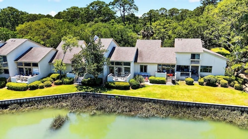 Heron's Rest at Port Villas by Avantstay Waterfront Cove + Dock + Deck Walk to Beach + Sea Pines