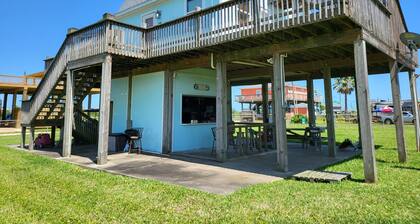 Fully fenced, pet friendly, 3-bedroom, 2 full bath on the beach side, sleeps 10