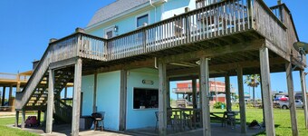 Fully fenced, pet friendly, 3-bedroom, 2 full bath on the beach side, sleeps 10