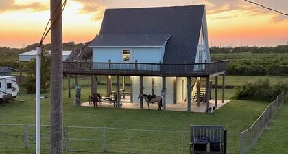 Fully fenced, pet friendly, 3-bedroom, 2 full bath on the beach side, sleeps 10