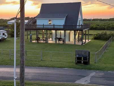 Fully fenced, pet friendly, 3-bedroom, 2 full bath on the beach side, sleeps 10