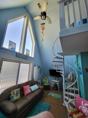 Living area - Fully fenced, pet friendly, 3-bedroom, 2 full bath on the beach side, sleeps 10 (Bolivar Peninsula)