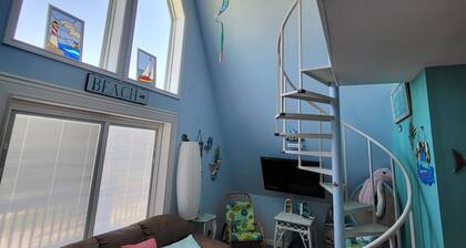 Fully fenced, pet friendly, 3-bedroom, 2 full bath on the beach side, sleeps 10