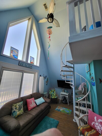 Fully fenced, pet friendly, 3-bedroom, 2 full bath on the beach side, sleeps 10