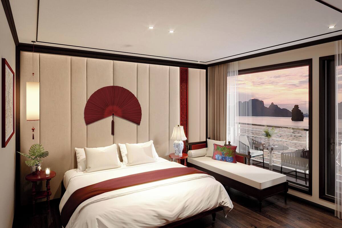 Quarto de hotel moderno com uma cama grande, uma mesinha de cabeceira, uma janela com vista para o horizonte urbano e uma varanda com área de estar ao ar livre.