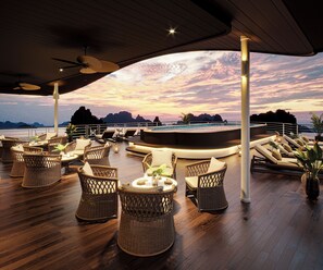 Outdoor dining - Nostalgia Sails (Ha Long)