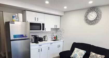 Cozy Two Bedrooms Basement Suite