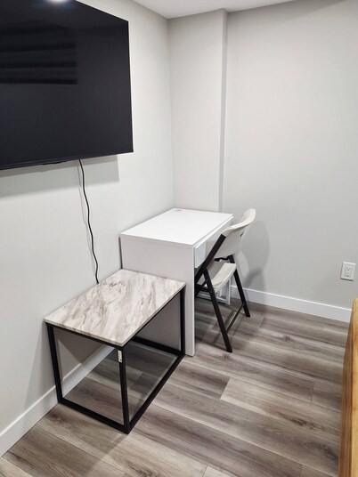 Cozy Two Bedrooms Basement Suite