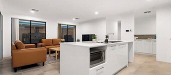 4-bedroom brand new house ,relaxing stays walking distance to Madora bay beach