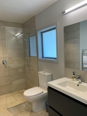 Douche, sèche-cheveux, serviettes fournies, savon