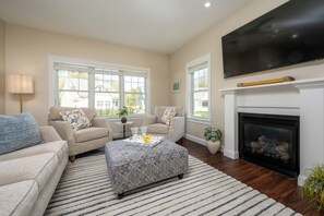 Smart TV - New Tranquil cottage w/ AC, heated pools and game room, close to local beaches. (Arundel)
