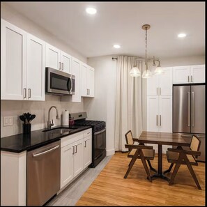 Private kitchen - Sacred Calm & FIFA & Skyline Views, 15 Min to NYC (Jersey City)