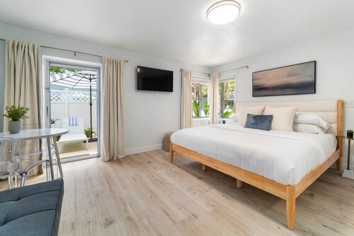 Ivory & Ocean •walk to Lido beach •private patio