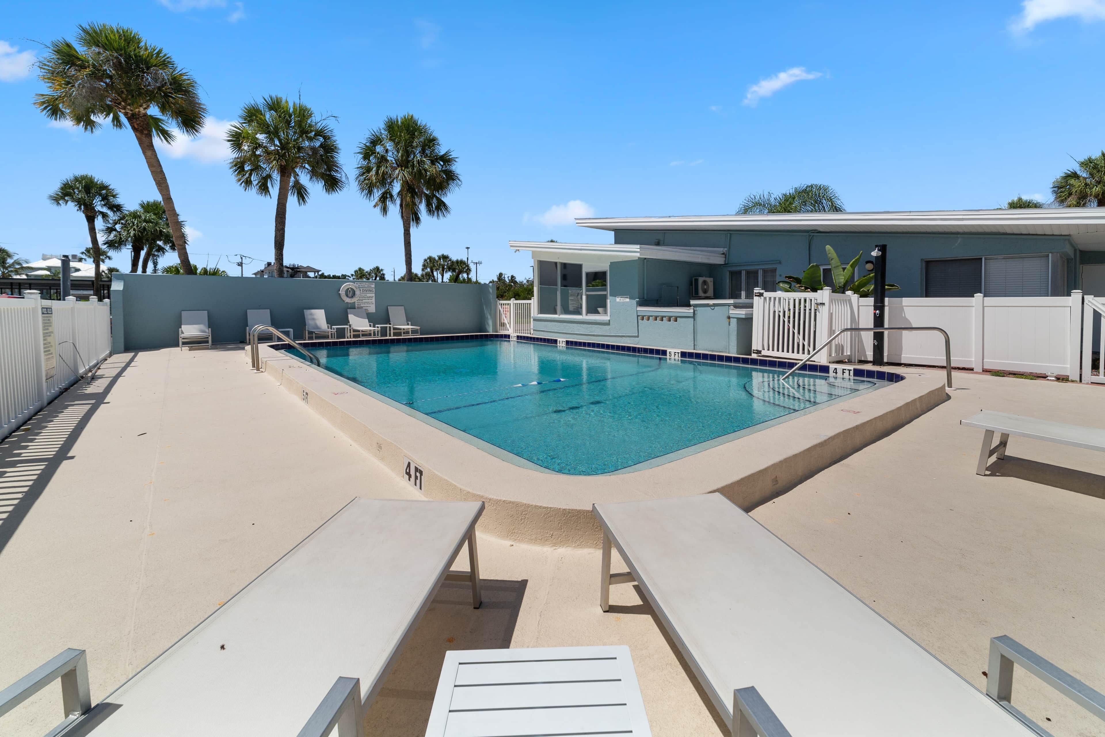 プール. Ivory & Ocean •walk to Lido beach •private patio