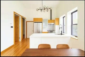 Dining - Quiet Luxury Apartment & FIFA Stay & 15 min NYC (Jersey City)