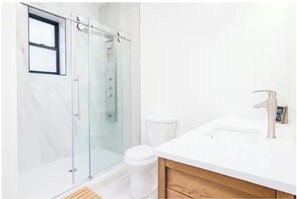 Hair dryer, towels, soap, toilet paper - Quiet Luxury Apartment & FIFA Stay & 15 min NYC (Jersey City)