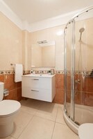 Apartamento superior, sacada | Banheiro | Chuveiro 