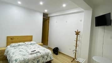 Quarto luxo, sacada, vista para a piscina | Wi-Fi de cortesia