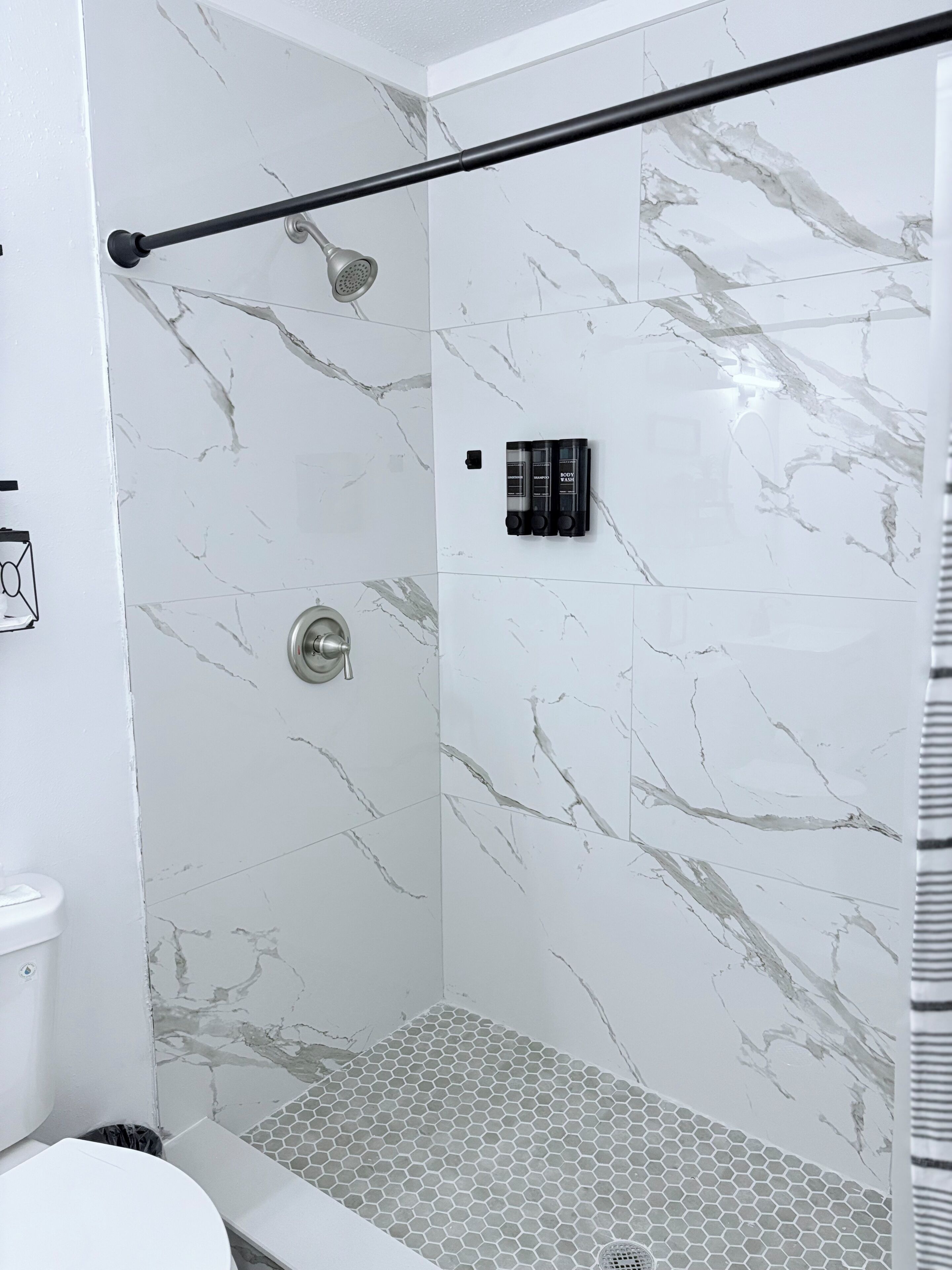 Een douche, handdoeken, zeep, toiletpapier