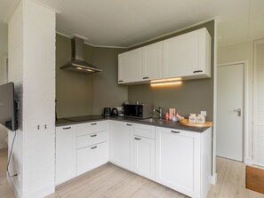 Fridge, microwave, dishwasher, cookware/dishes/utensils - TuinParel by Interhome (Renesse)