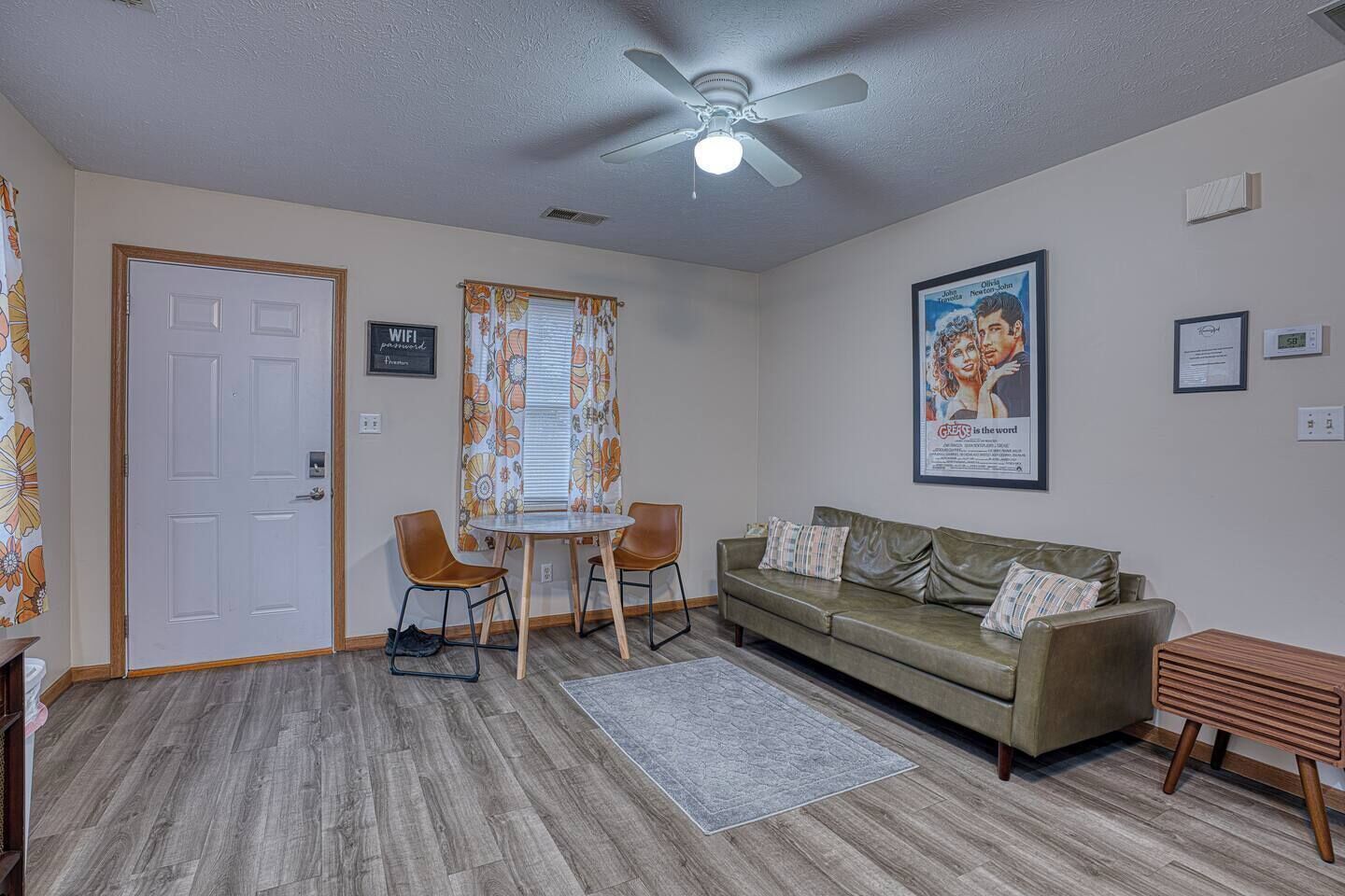 Rivertown Retro: 1970s Retreat | 1br Downtown Newburgh | Walk To River & Coffee - Newburgh, IN
