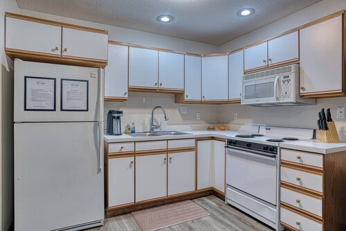 RiverTown Retro: 1970s Retreat | 1BR Downtown Newburgh | Walk to River & Coffee